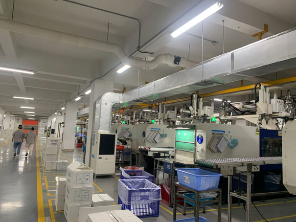 注塑廠區域崗位降溫，應用蒸發冷省電空調-立式管道機組